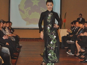 Ao dai – ชุดประจำชาติเวียดนามสร้างความประทับใจใน Buenos Aires